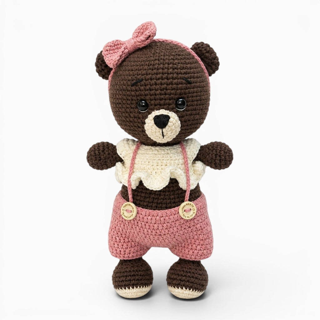 kuscheltierland Braun / 23cm Braunes gehäkeltes Bären Kuscheltier mit rosa Latzhose