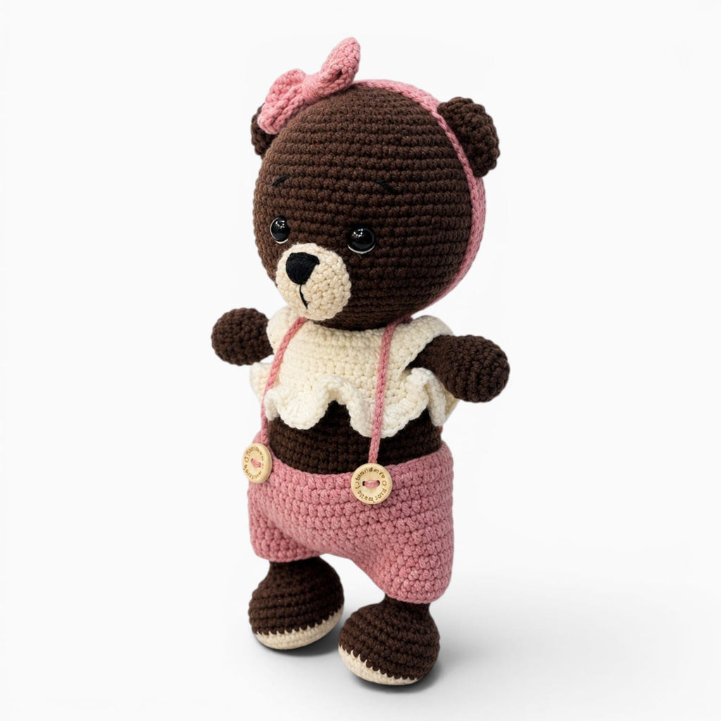 kuscheltierland Braun / 23cm Braunes gehäkeltes Bären Kuscheltier mit rosa Latzhose
