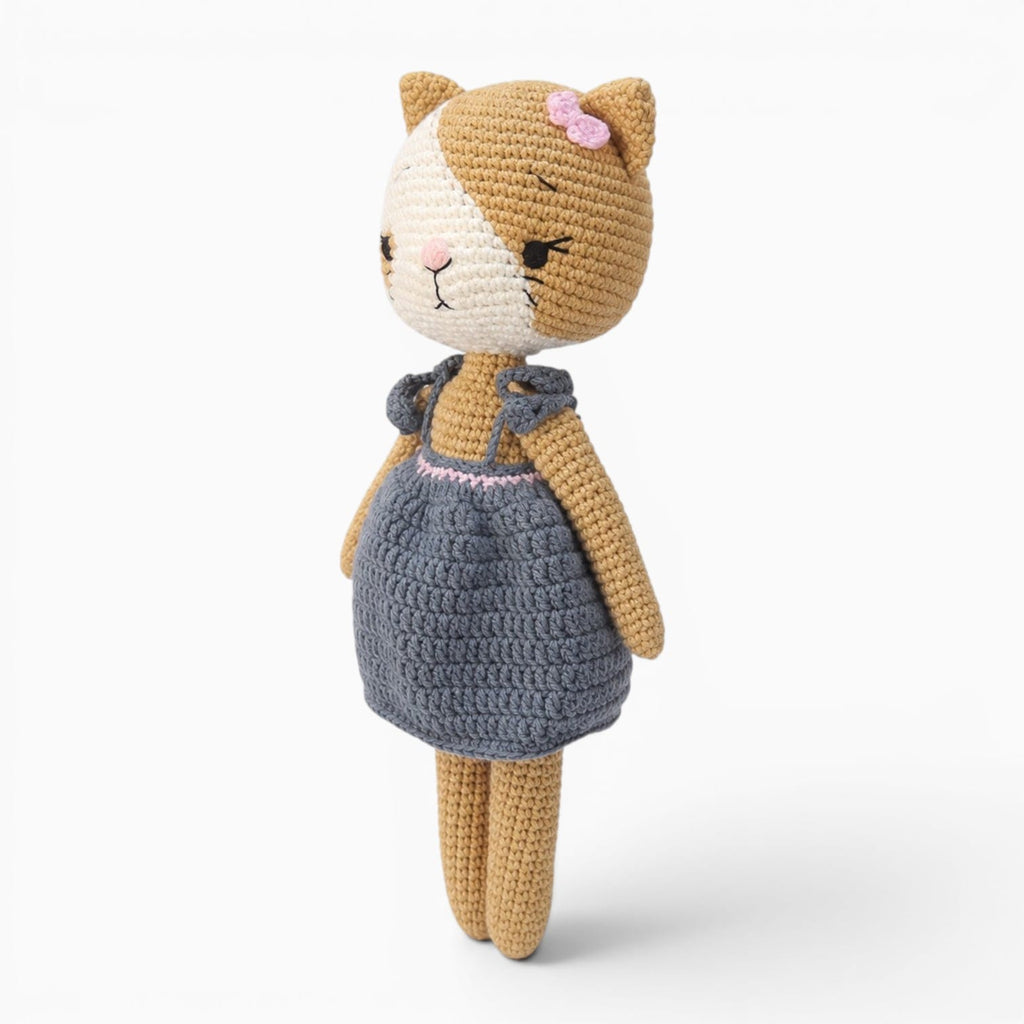 kuscheltierland Braun / 23cm Gehäkeltes Katzen Kuscheltier mit Kleid