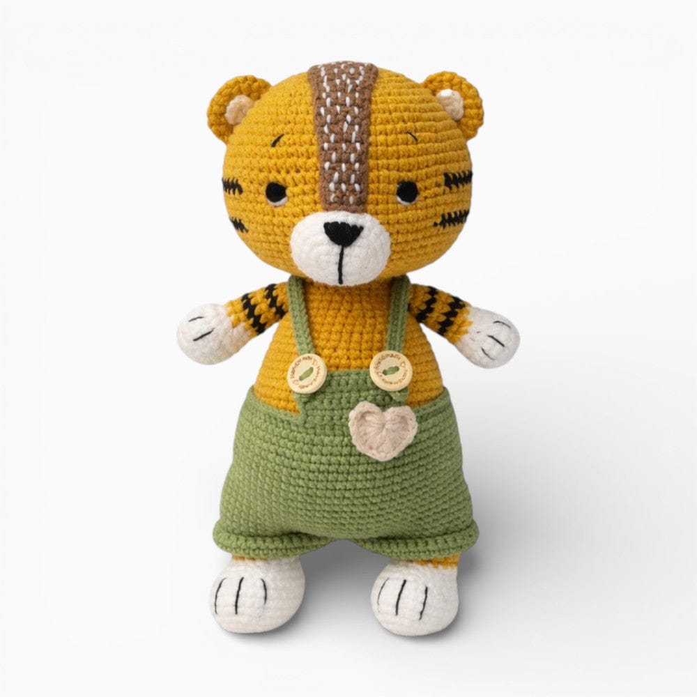 kuscheltierland Grün / 22 cm Gehäkelte Tigerpuppe in grüner Latzhose
