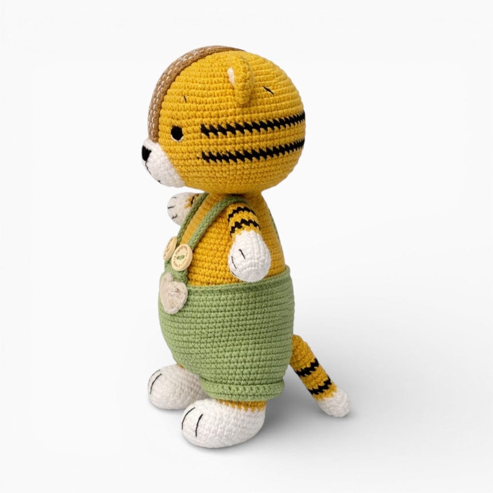 kuscheltierland Grün / 22 cm Gehäkelte Tigerpuppe in grüner Latzhose