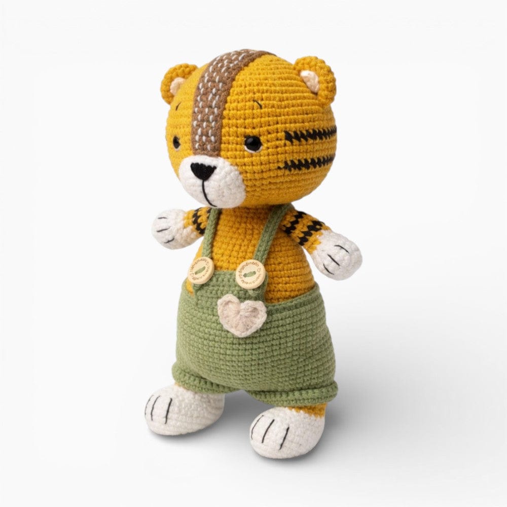 kuscheltierland Grün / 22 cm Gehäkelte Tigerpuppe in grüner Latzhose
