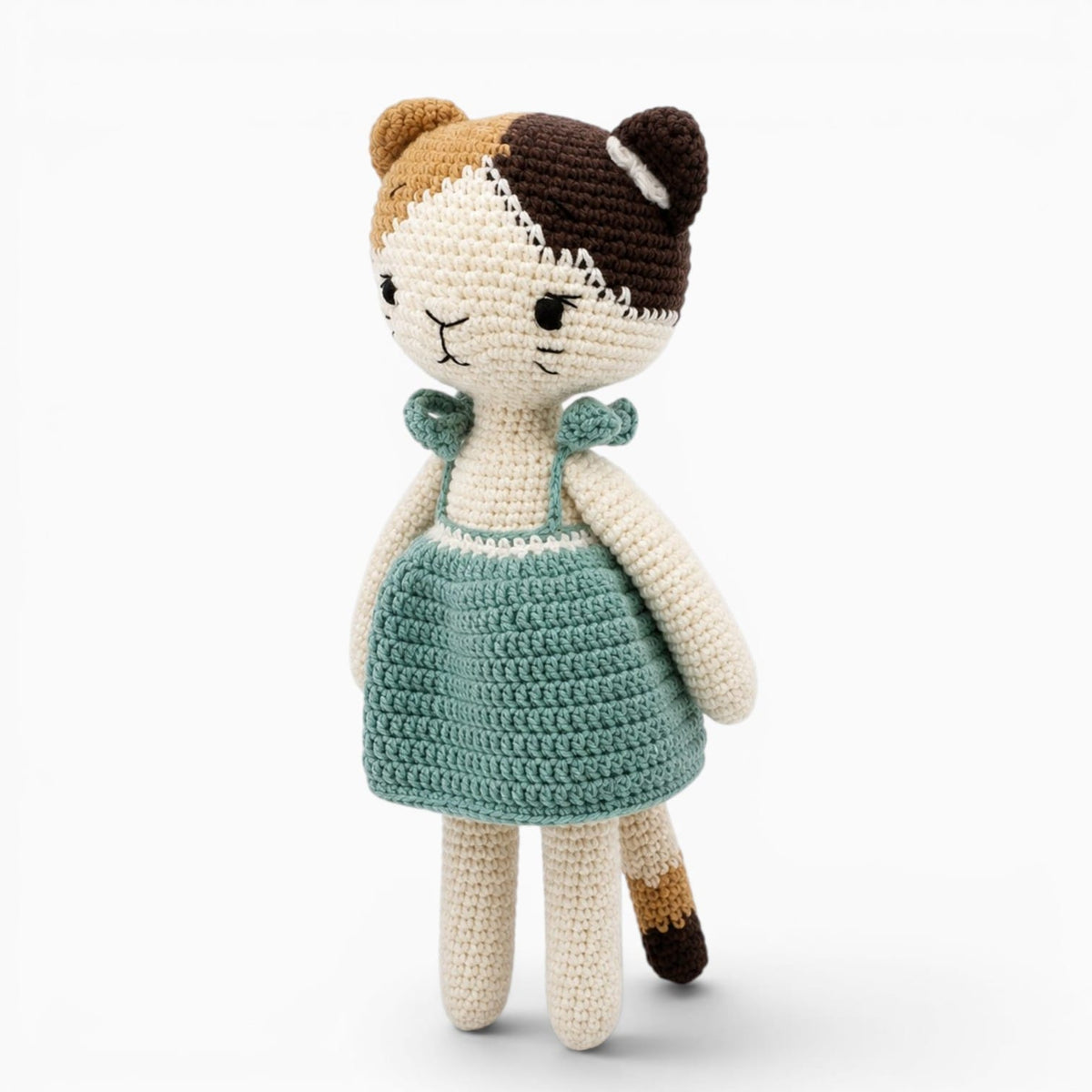 kuscheltierland Weiß / 23cm Gehäkeltes Katzen Kuscheltier im blauen Kleid