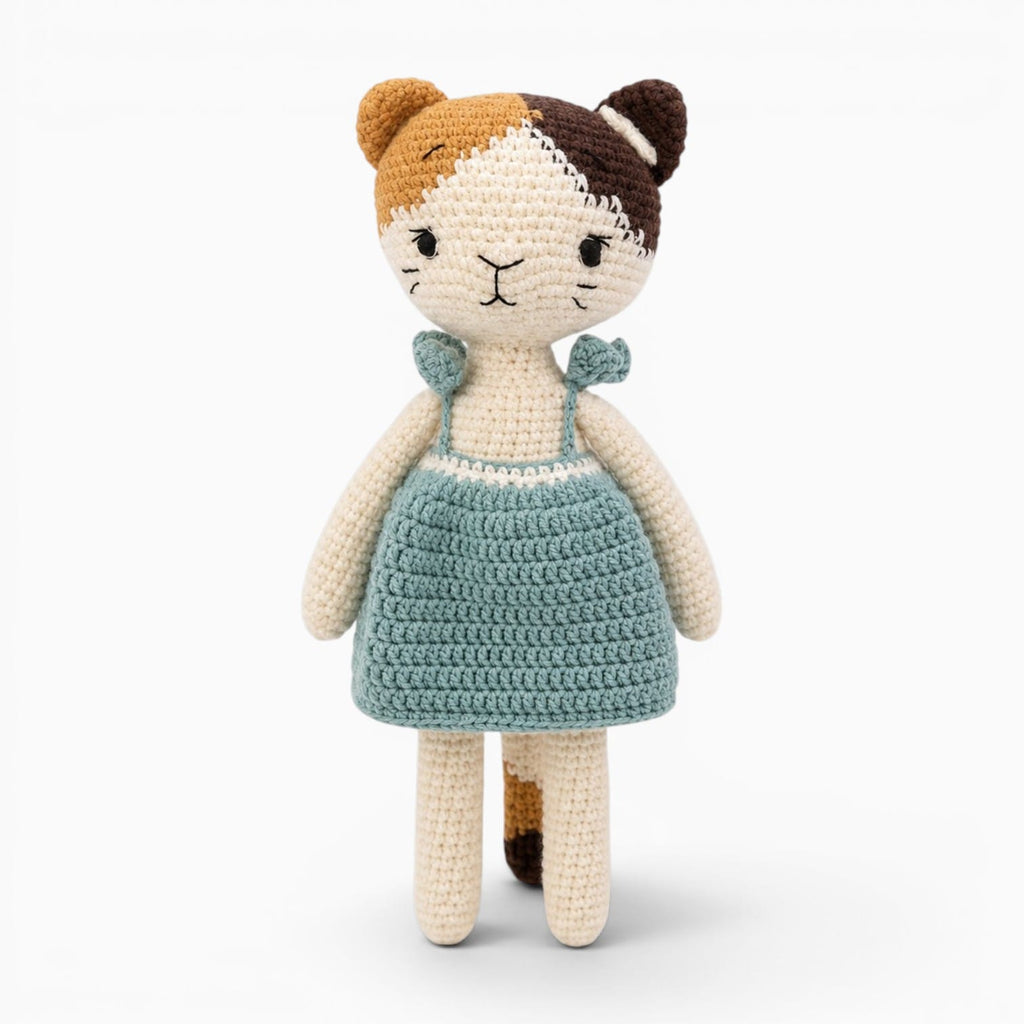 kuscheltierland Weiß / 23cm Gehäkeltes Katzen Kuscheltier im blauen Kleid